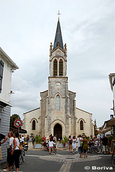 rue commerçante et église de La Couarde